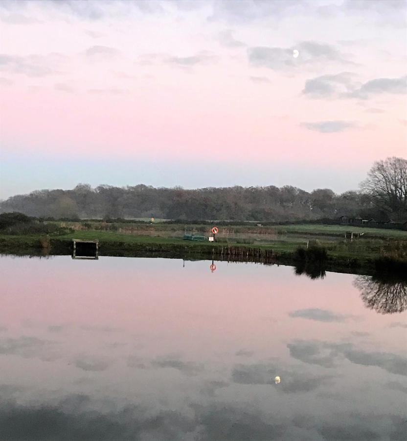 Bransford Farm Fishery & B & B Экстерьер фото